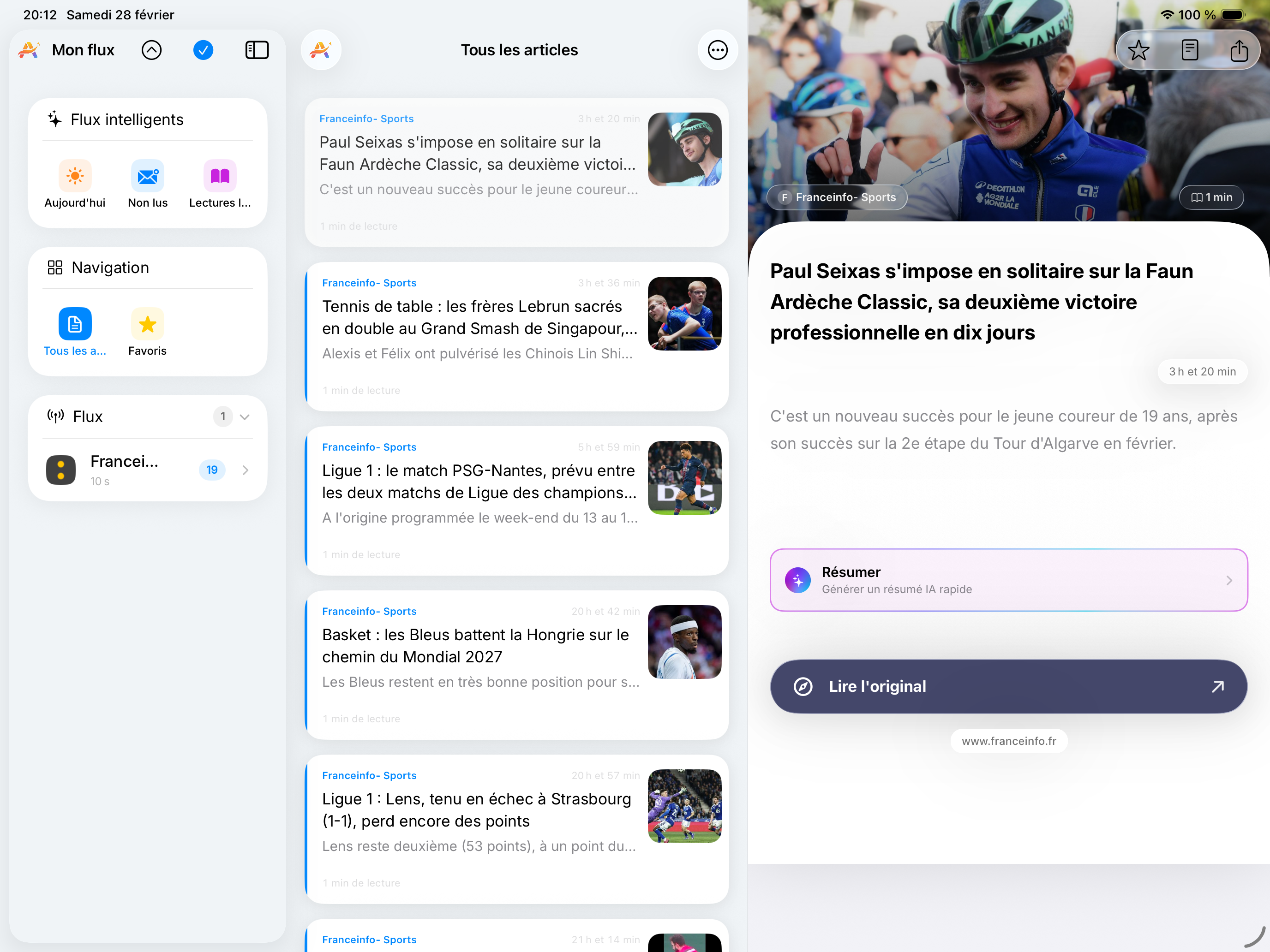 Alume sur iPad : le menu des flux intelligents, la liste des articles et un article ouvert, avec le bouton Résumer